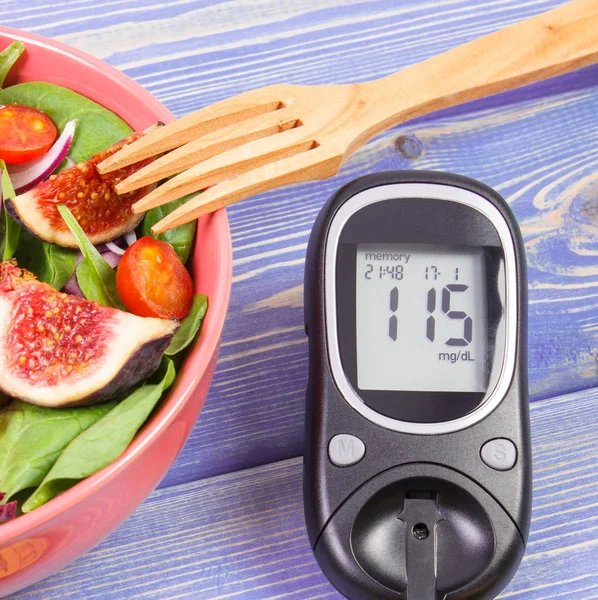 Şekeri ölçüm cihazı, diyabet ve sağlıklı beslenme kavramı ile meyve ve sebze salatası