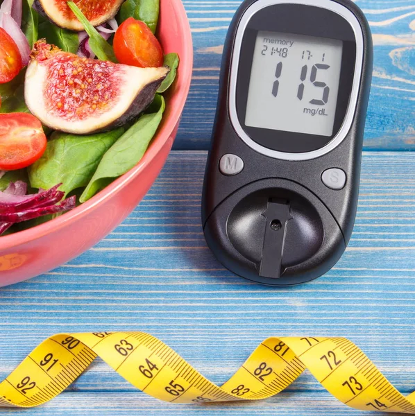 Meyve ve sebze salatası ve glikoz metre santimetre, diyabet kavramı ile zayıflama ve sağlıklı gıda — Stok fotoğraf