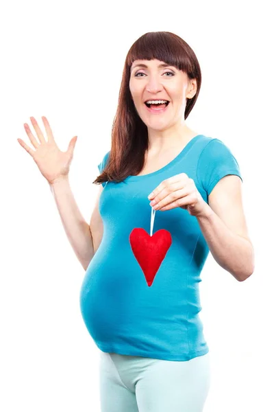 Blij blij zwangere vrouw houden rood hart, symbool van nieuw leven en verwacht voor pasgeboren — Stockfoto