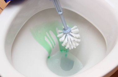 Klozet, ev görev kavramı temizlik eldiveni kadının el