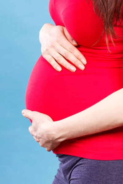 Gravid kvinna med magont att vidröra hennes mage — Stockfoto