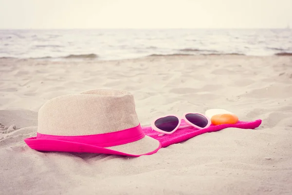 Tillbehör för semester eller sommar på sand på stranden, solen skydd koncept — Stockfoto