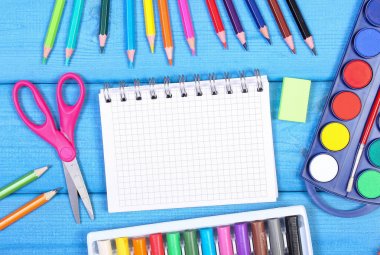 Okul aksesuarları panoları, geri okula kavramı üzerinde metin için yer Not Defteri'nde kopyalayın.