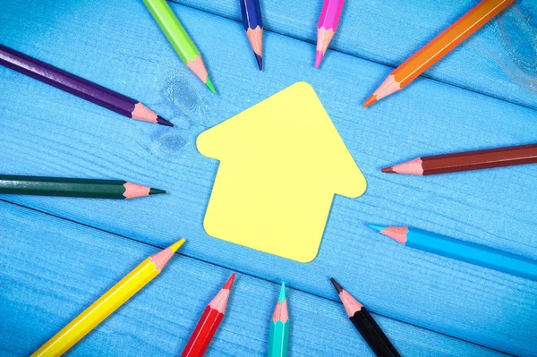 Lápices de colores y la forma de la construcción de tablas, accesorios de la escuela — Foto de Stock