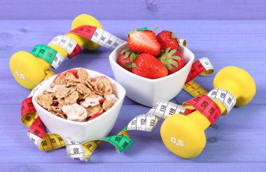 Buğday ve çavdar pul, halter ve santimetre, sağlıklı yaşam kavramı ile taze çilek