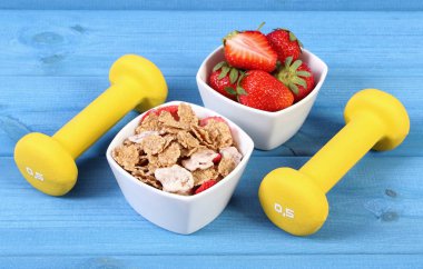 Buğday ve çavdar pul ve halter, sağlıklı ve sportif yaşam kavramı ile taze çilek