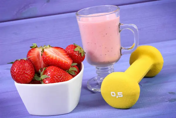 新鲜的草莓、 美味的奶昔和哑铃健身，健康和运动的生活方式的概念 — 图库照片