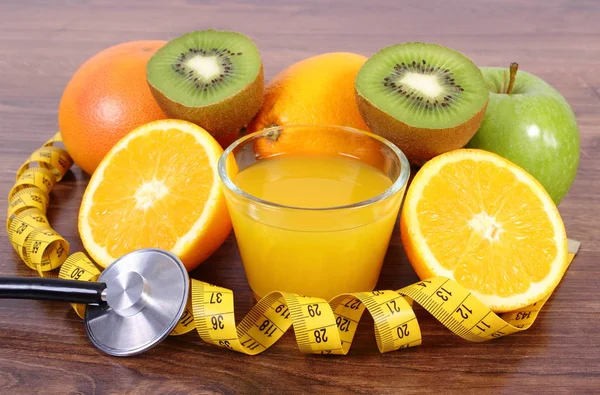 Estetoscopio, frutas frescas, zumo y centímetro, estilos de vida saludables y concepto nutricional —  Fotos de Stock
