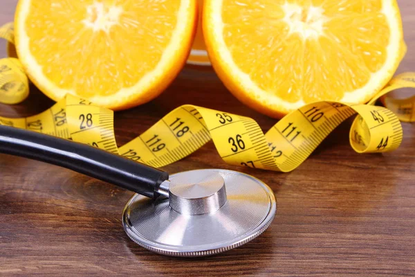 聴診器、新鮮なオレンジ、巻尺、健康的なライフ スタイルと栄養の概念 — ストック写真