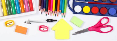 Beyaz, başa okul kavramı üzerinde okul ve ofis aksesuarları