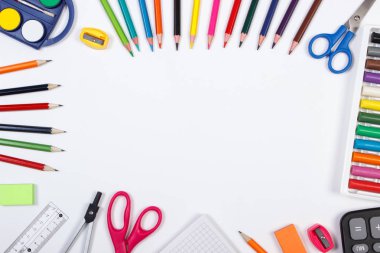 Okul ve ofis aksesuarları, geri okul kavramı, beyaz arka plan üzerinde metin için yer kopyalayın.