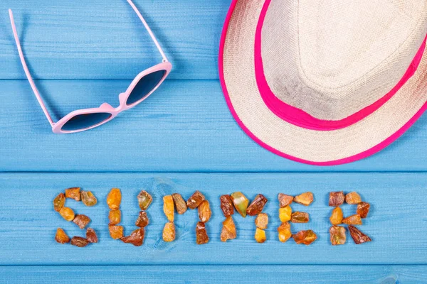 Palabra de verano hecha de piedras ámbar y accesorios para vacaciones, hora de verano —  Fotos de Stock