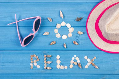 Word sakin ol sun ve aksesuarları şekli ile tatil veya yaz saati