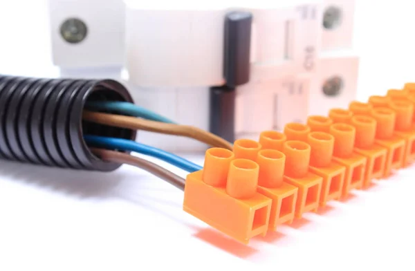 Gegolfd pijp, kabel met aansluitblok en elektrische fuse, technologie — Stockfoto