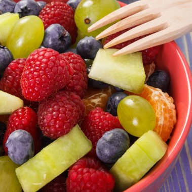 Kase, sağlıklı gıda ve beslenme kavramı ahşap çatal ile meyve salatası