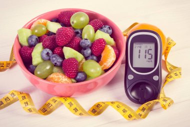 Taze meyve salatası, Şeker Ölçüm ve santimetre, diyabet, sağlıklı yaşam ve beslenme kavramı