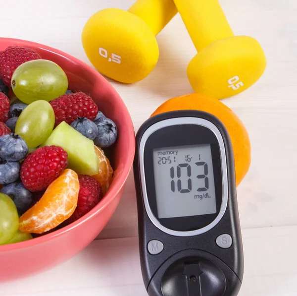 Ensalada de frutas, medidor de glucosa y pesas, diabetes, alimentos saludables y concepto nutricional — Foto de Stock