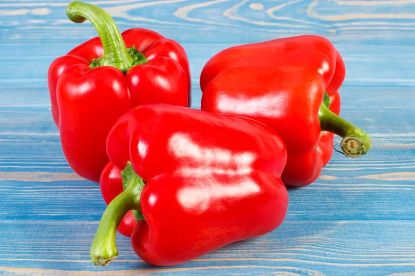 Rode pepers op blauwe boards, gezonde voeding — Stockfoto