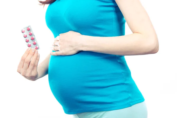 Винтажное фото, Беременная женщина с медицинскими таблетками или добавками, концепция витаминов во время беременности — стоковое фото