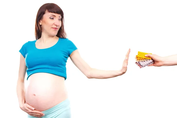 Femme enceinte faisant un geste d'arrêt devant les pilules médicales, réduction de l'utilisation de comprimés pendant la grossesse — Photo