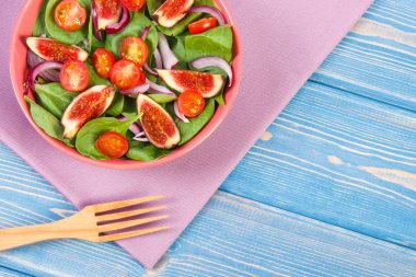 Taze meyve ve sebze salatası ahşap çatal, sağlıklı gıda ve beslenme kavramı ile hazırlanmış