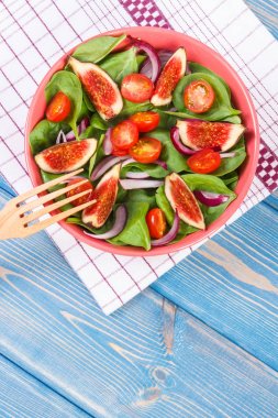 Taze meyve ve sebze salata çatalı, sağlıklı yaşam, gıda ve beslenme kavramı ile hazırlanmış