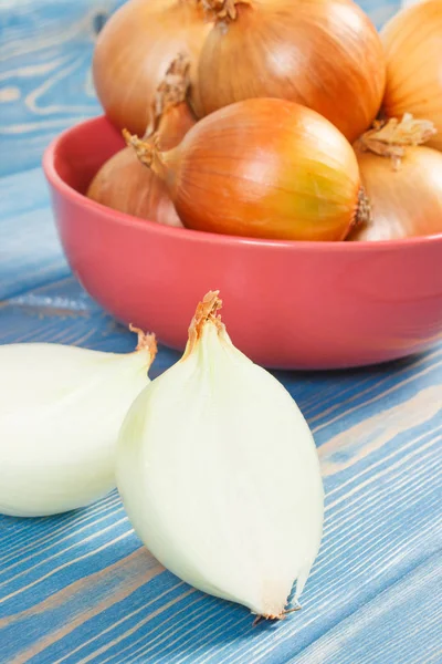 Frische Zwiebeln in Schale auf Brettern liegend, gesundes Ernährungskonzept — Stockfoto