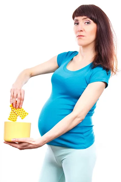 Donna incinta che getta farmaci medici, riduzione dell'uso di pillole e compresse durante la gravidanza — Foto Stock