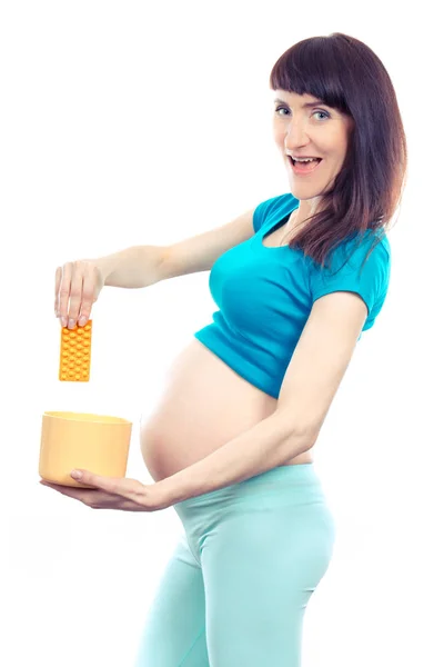 Photo vintage, Femme enceinte jetant des pilules ou des comprimés médicaux, réduction de l'utilisation de produits pharmaceutiques pendant la grossesse — Photo