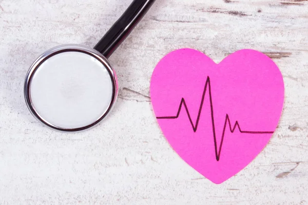 Serce z papieru z linii puls i stetoskop na starej koncepcji płyty, medycyny i opieki zdrowotnej — Zdjęcie stockowe