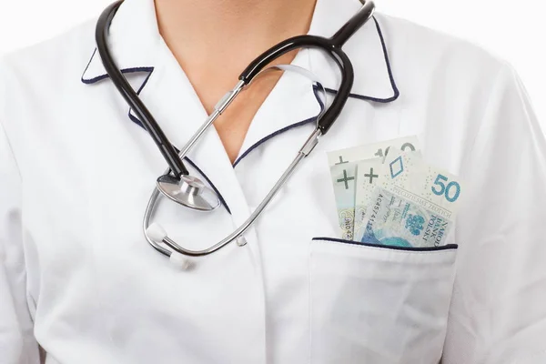 Vrouw arts met de stethoscoop en de Poolse munt geld in de zak van de schort — Stockfoto