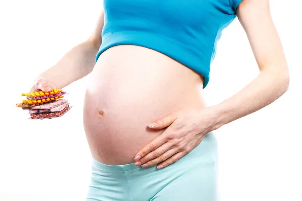 Zwangere vrouw bezit is van medische pillen of supplementen, concept van vitaminen in de zwangerschap — Stockfoto
