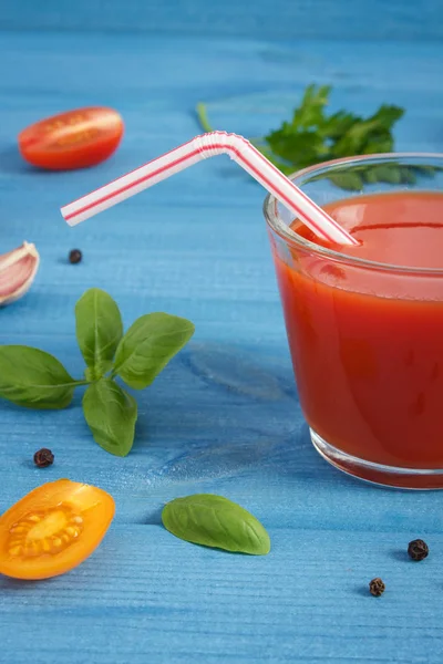 Tomatensap en fruit met specerijen, concept van gezonde voeding — Stockfoto