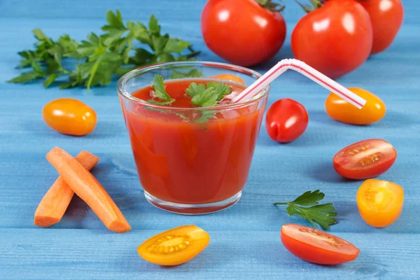 Tomatensap en fruit met specerijen aan boord, gezonde voeding concept — Stockfoto