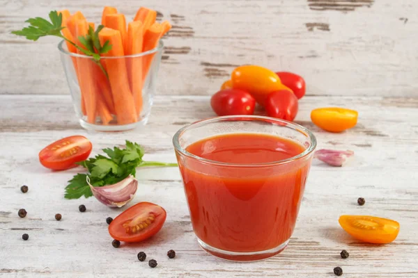 Tomatensap en fruit met specerijen, concept van gezonde voeding — Stockfoto