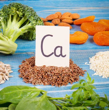 Kalsiyum, doğal mineral ve lif, sağlıklı beslenme kavramı içeren ürünler