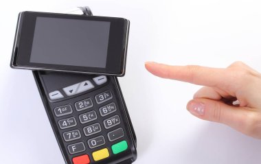 Ödeme terminal Nfc teknolojisi ile cep telefonu ile gösterilen kadın eli