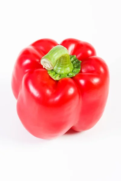 Rode rijpe paprika's op een witte achtergrond, gezonde voeding — Stockfoto