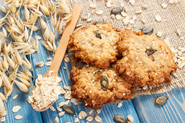 Yulaf ezmeli kurabiye ve pişirme, sağlıklı tatlı kavramı için malzemeler