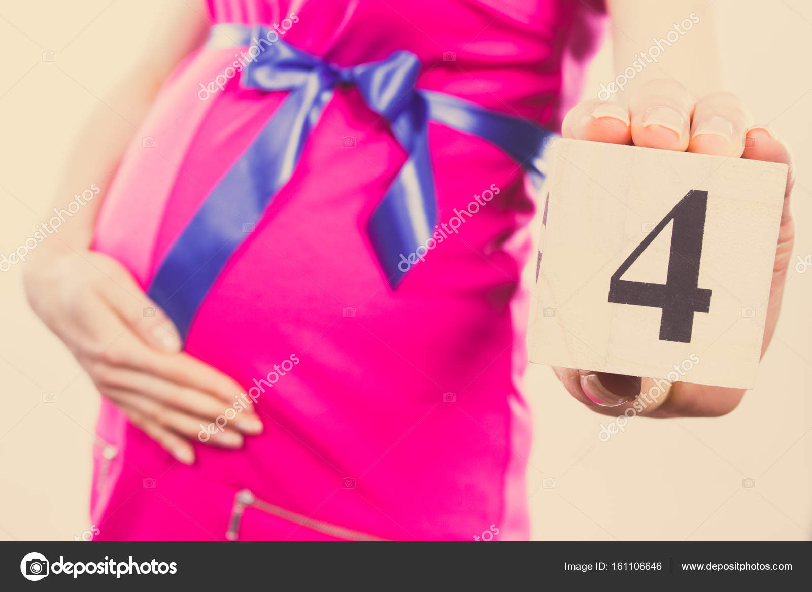 Foto de época, mano de mujer embarazada mostrando número del cuarto ... Foto de época, mano de mujer embarazada mostrando número del cuarto ...