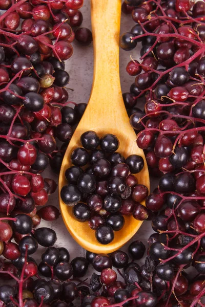 Tas de sureau avec cuillère en bois, nourriture saine et concept nutritionnel — Photo