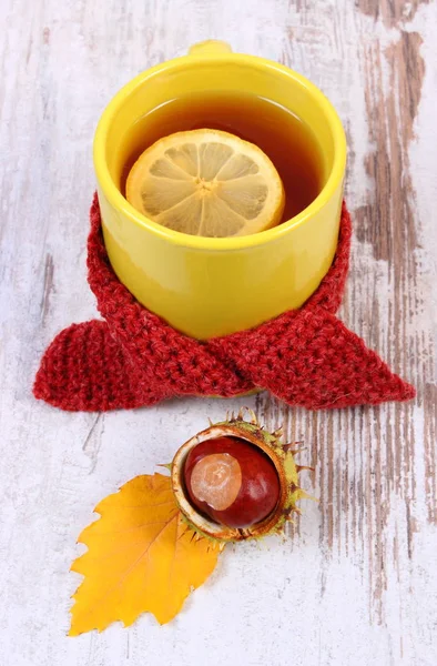 Chá quente com cachecol de lã envolto com limão, conceito de bebida de aquecimento para gripe — Fotografia de Stock