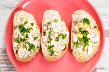 Baget cam plaka üzerinde balık yapıştır ile dilim