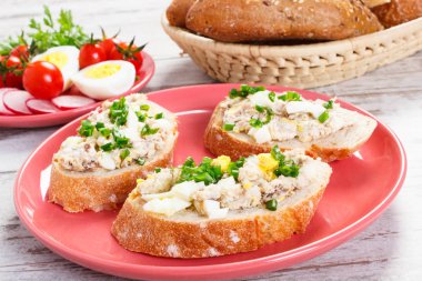 Baget uskumru balığı Yapıştır, yumurta, domates, turp ve taze rulo ile