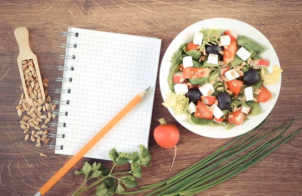 Photo vintage, Salade grecque fraîche aux légumes et bloc-notes pour écrire des notes — Photo