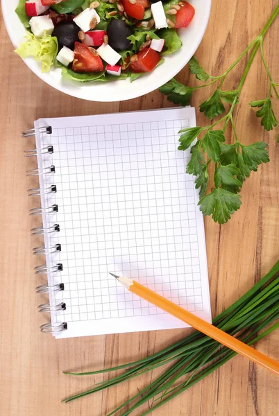 Insalata greca con verdure e blocco note per note, nutrizione sana — Foto Stock