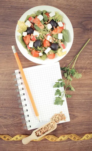 Vintage Fotoğraf, sebze, mezura ve not defteri, sağlıklı beslenme ve zayıflama kavramı ile Yunan salatası — Stok fotoğraf