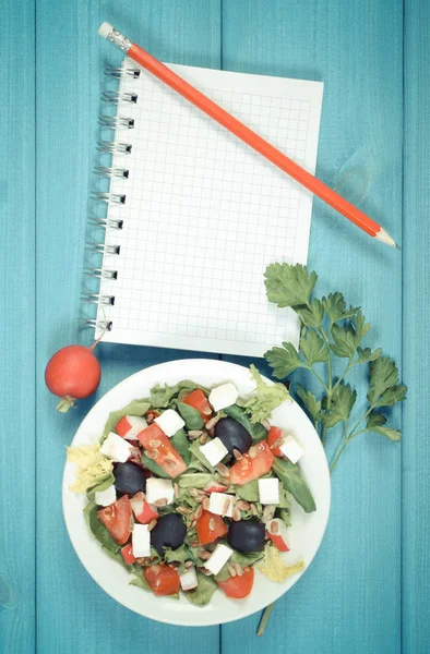 Vintage φωτογραφία, ελληνική σαλάτα με λαχανικά και σημειωματάριο για σημειώσεις — Φωτογραφία Αρχείου