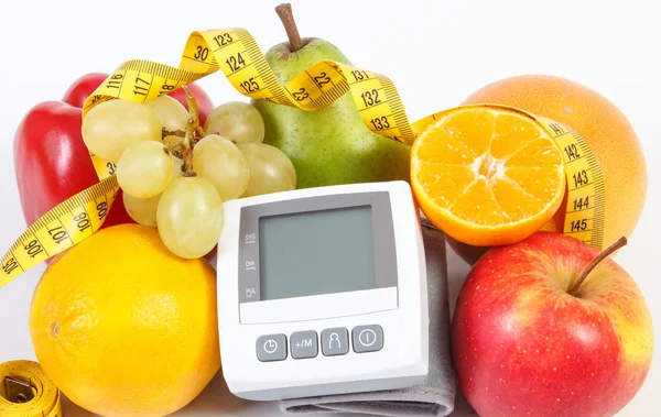 血圧計、巻尺と野菜新鮮な熟した果実 — ストック写真