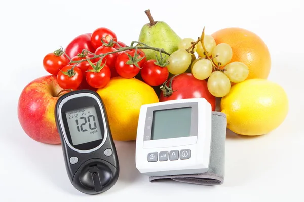 Şekeri ölçüm cihazı, tansiyon ve taze meyve sebze, sağlıklı yaşam konsepti ile — Stok fotoğraf
